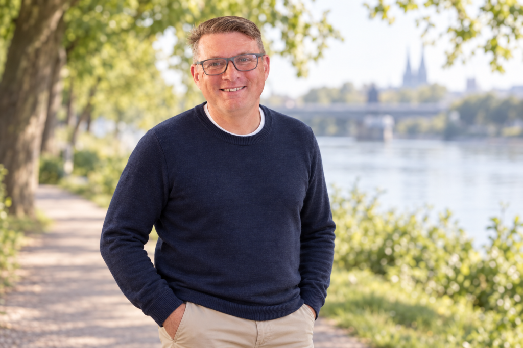 Jan Brandstein in Freizeitkleidung im Grünen – KI-generiertes Porträt